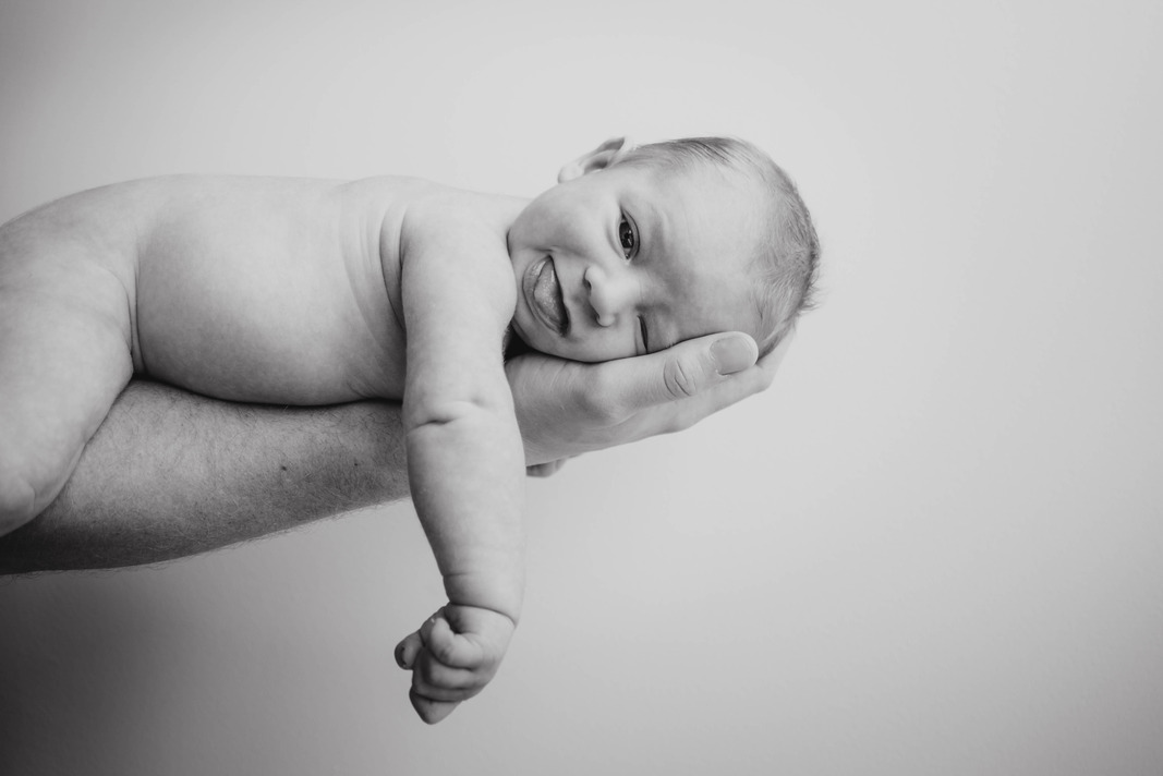 Baby ligt op een arm