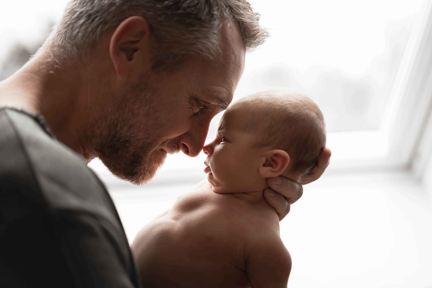 Vader kijkt naar zijn baby van dichtbij