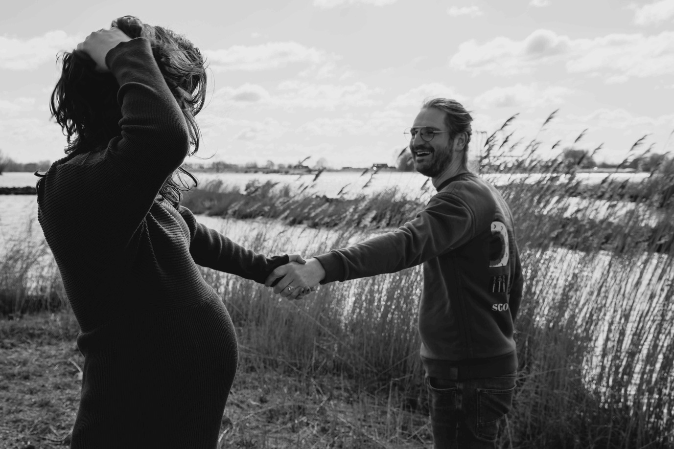 man en vrouw hand in hand