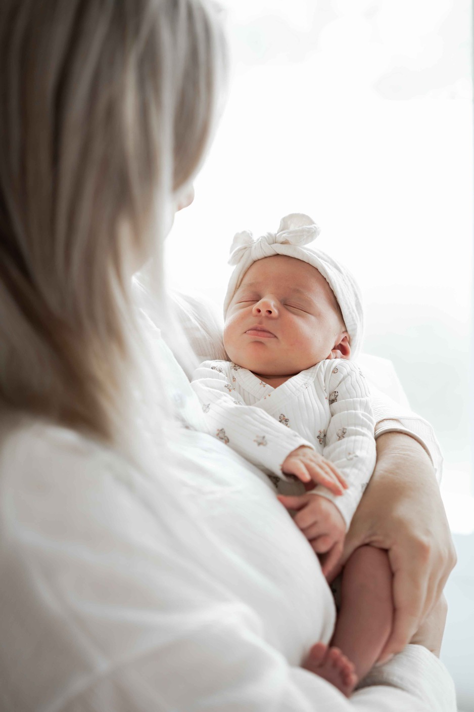 Baby ligt in armen