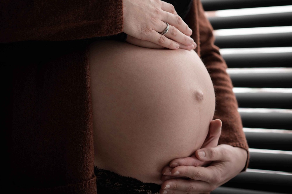 Blote buik van zwangere vrouw
