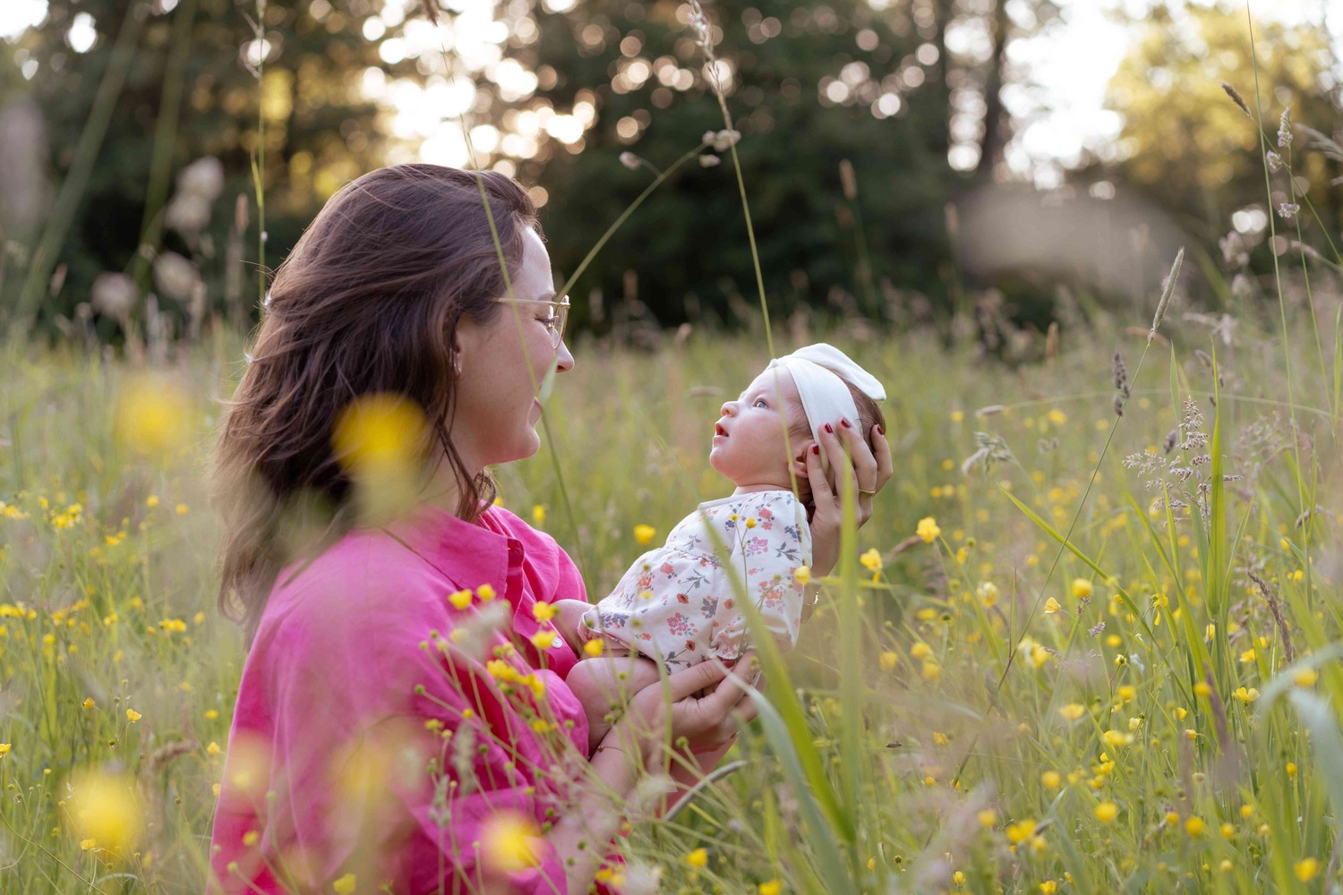 Moeder heeft baby vast in de natuur