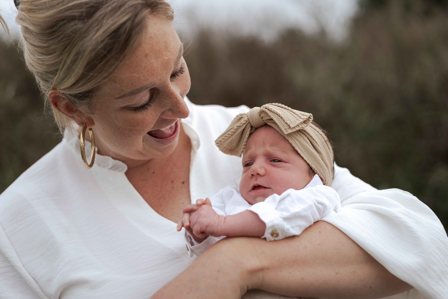 Moeder kijkt blij naar haar baby