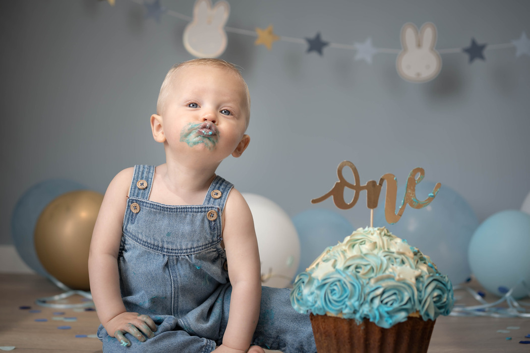 Klein kind met een blauwe cake