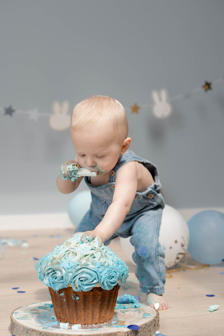 Kindje eet een blauwe cake