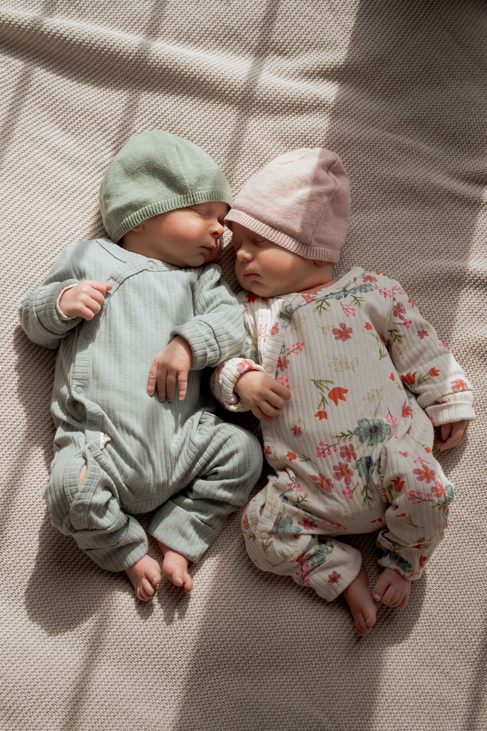 Twee baby's liggen op de vloer