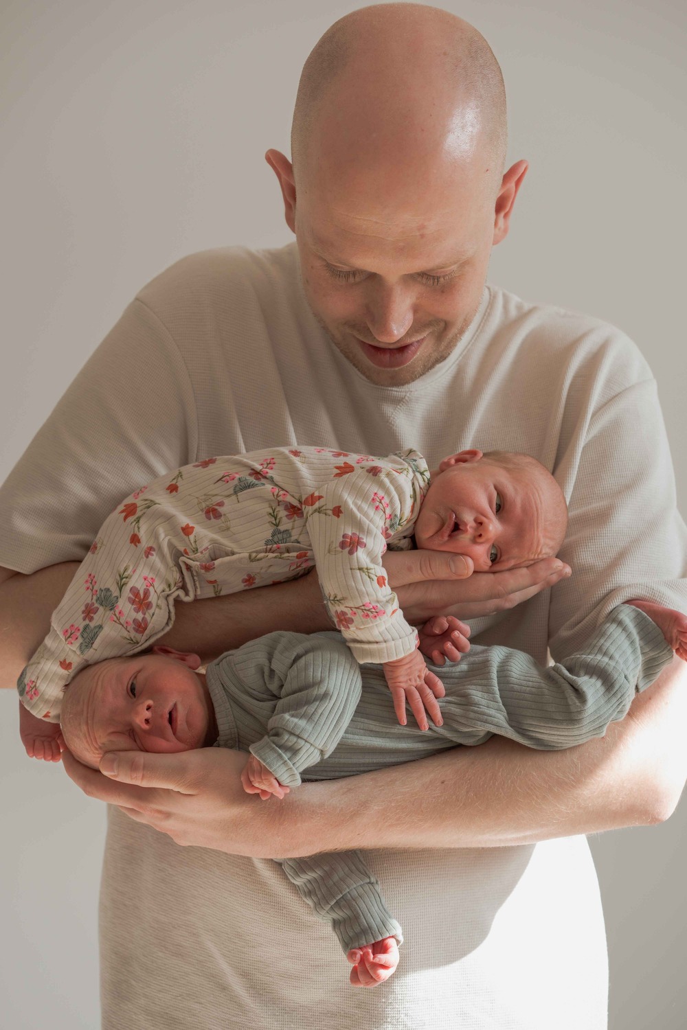 Vader heeft baby in zn armen