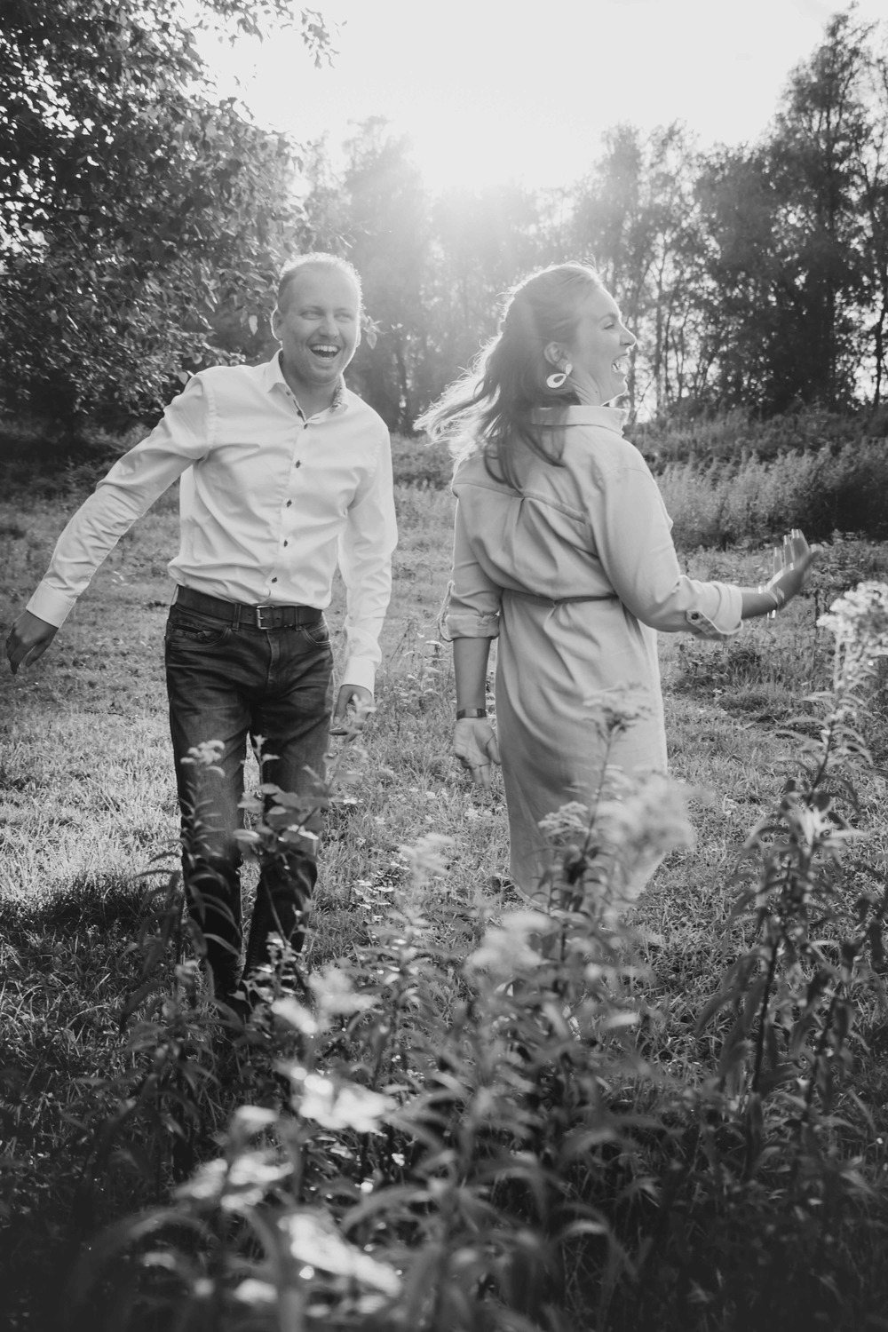 man en vrouw dansen in de natuur in zwart wit