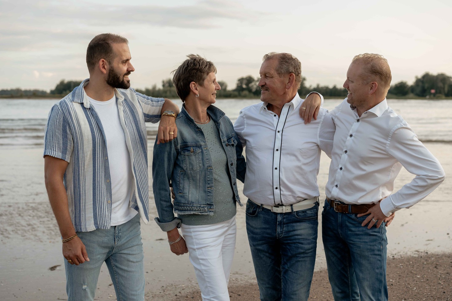Twee mannen en twee vrouwen voor een meer