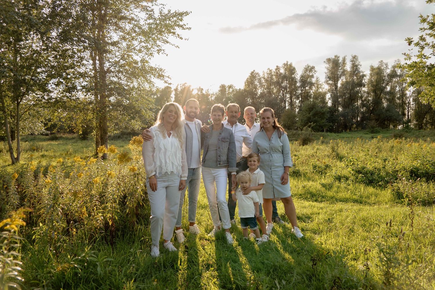 Gezinsfoto in de natuur in kleur