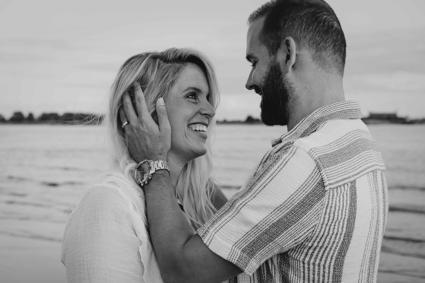Man en vrouw voor een meer