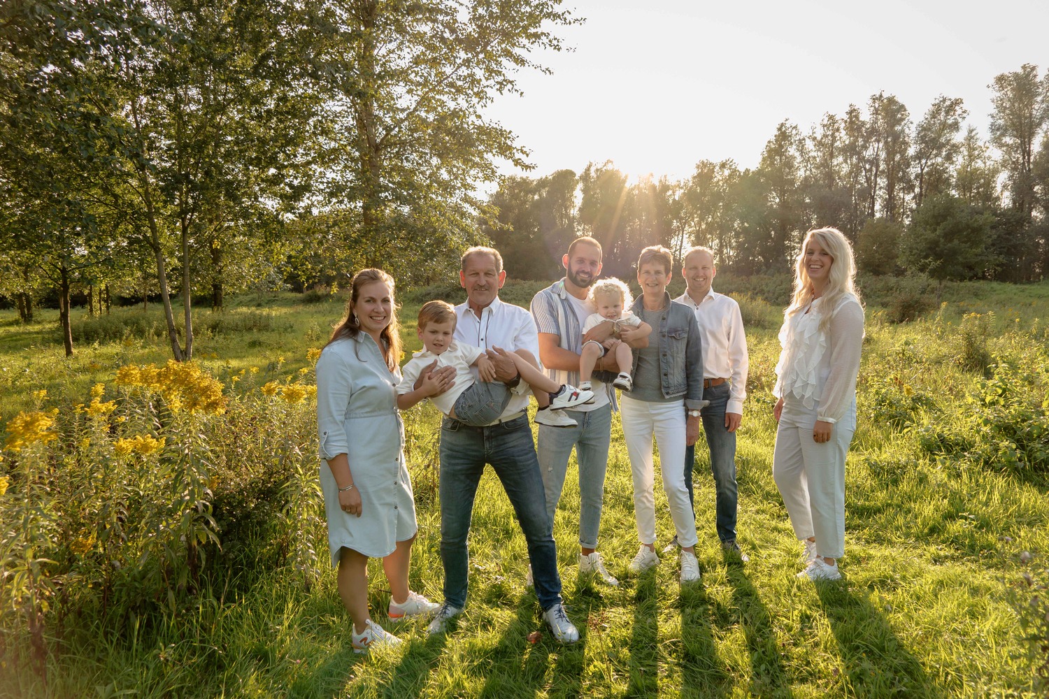 Gezinsfoto in de natuur in kleur