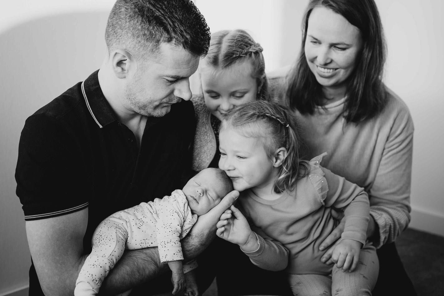 Gezin kijkt naar een baby