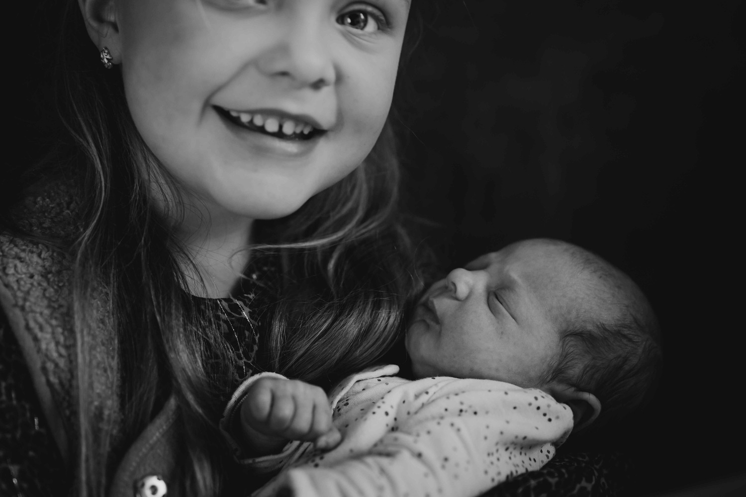 Zusje heeft een baby vast
