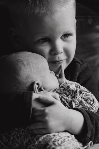 Broer heeft baby op schoot