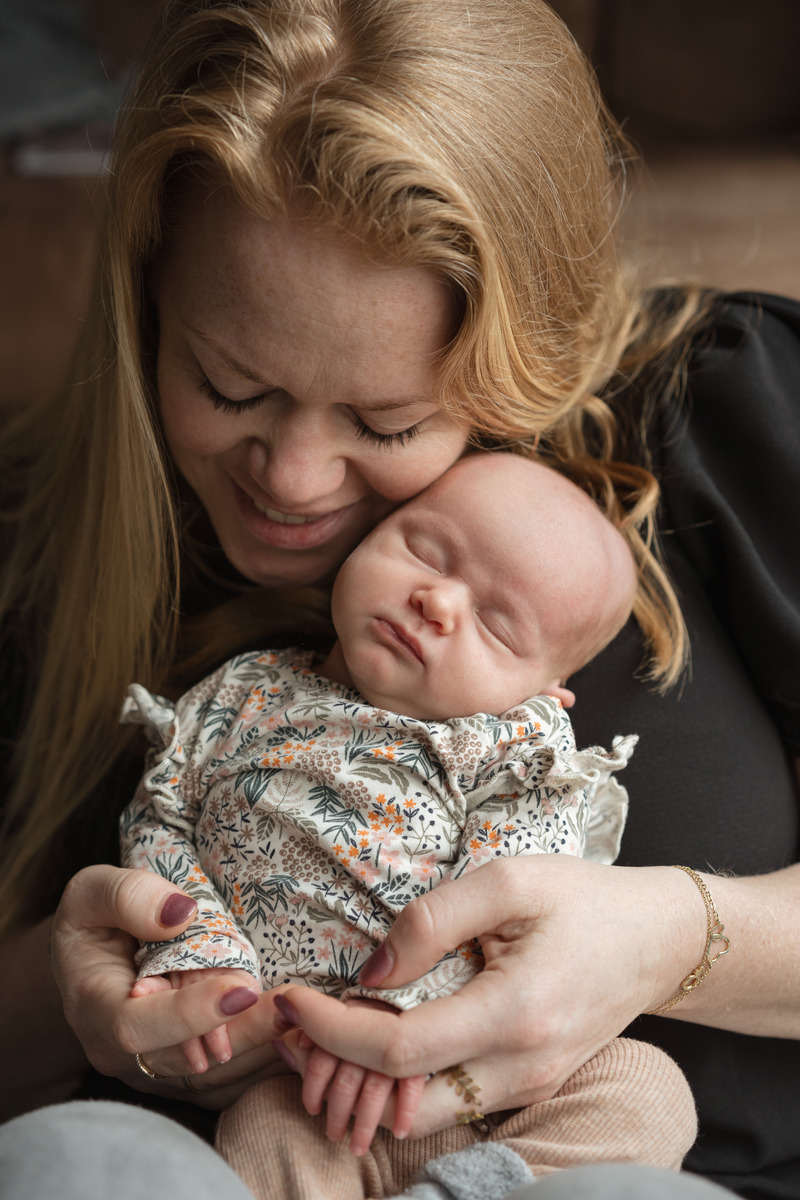 Moeder heeft baby op schoot