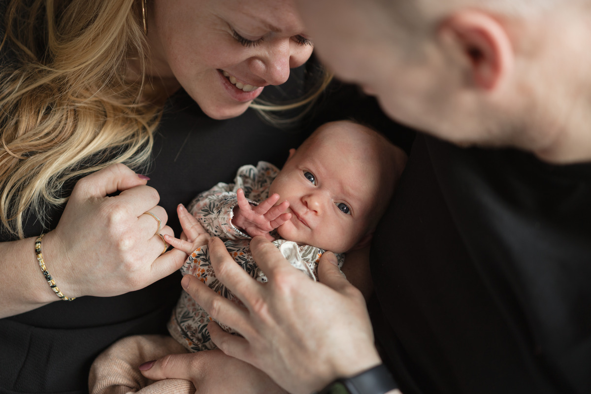Vader en moeder kijken naar baby