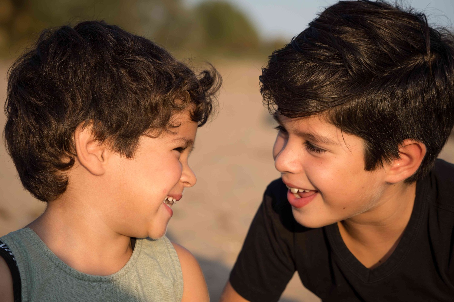 Twee broertjes kijken naar elkaar